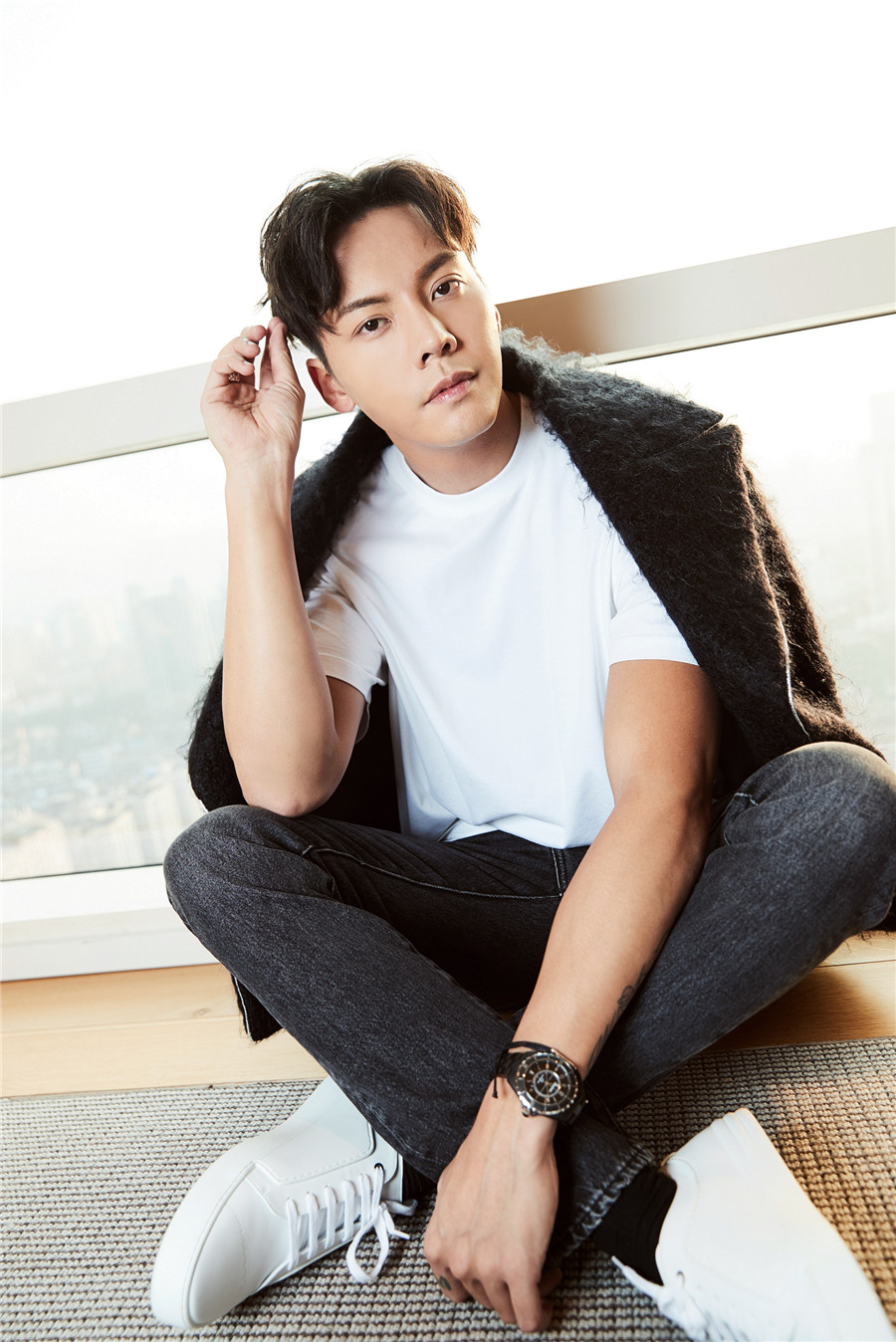 陈伟霆极简黑白 复古现代玩酷混搭 | 欧洲头条-新闻速递