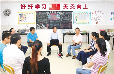 【時政】【教育專題-焦點圖】【教育醫衛圖文】【即時快訊】 十九大代表田湘利在三沙市永興學校宣講十九大精神 【時政】【教育專題-焦點圖】【教育醫衛圖文】【即時快訊】 十九大代表田湘利在三沙市永興學校宣講十九大精神