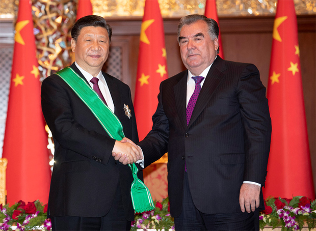 習近平出席儀式 接受塔吉克斯坦總統授予“王冠勳章”
