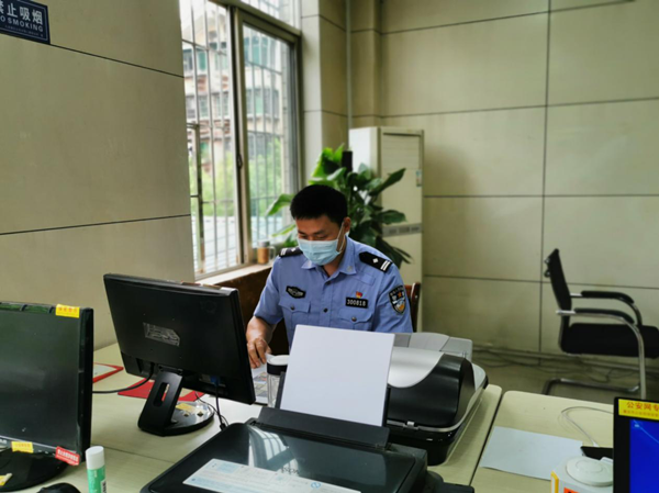 倪振中查阅案卷 供图 九龙坡区公安分局