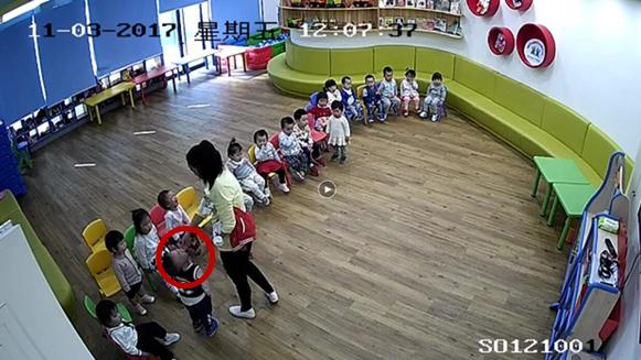 上海携程托幼所老师打孩子喂芥末 涉事人员被解雇