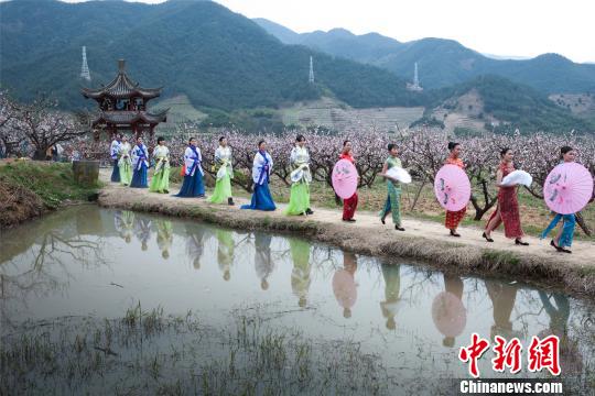 浙江奉化万亩桃花盛妆开 汉服少女寻香觅春踪