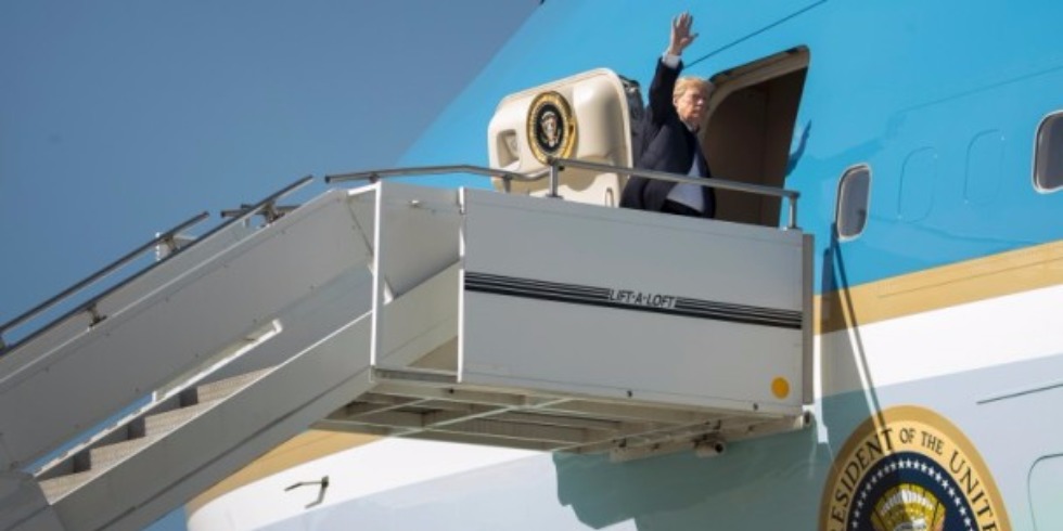 美国总统特朗普结束在韩国访问 启程来华(图)