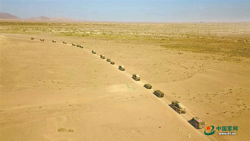 Yadda wata birged din makaman igwa ta rundunar sojin kasar Sin ta kaddamar da rawar daji a  yankin hamada dake arewa maso yammacin kasar Sin_fororder_2