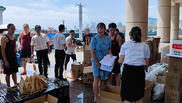 五粮液集团“以购代捐” 助力宜宾屏山乡村振兴_fororder_图为：“以购代捐”现场。