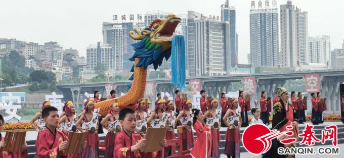 第十九届中国安康汉江龙舟节开幕