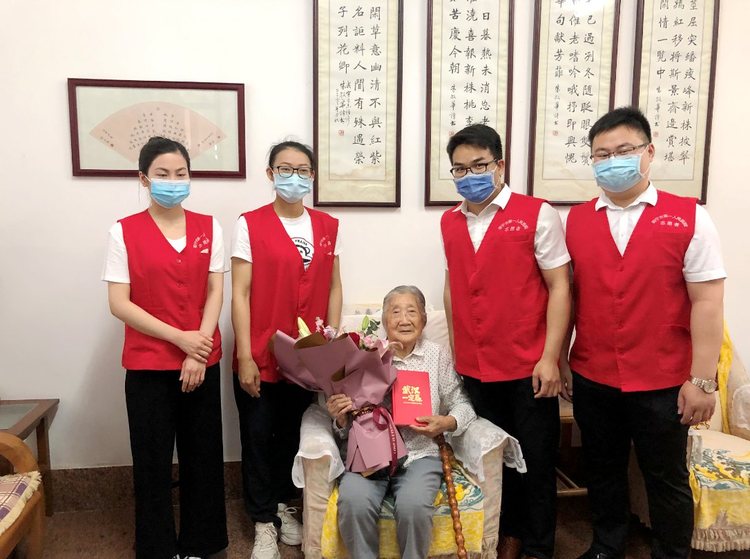 治病救人是天职 致敬百岁白衣天使 南宁市第一人民医院武汉战“疫”90后护士对话百岁战地老护士