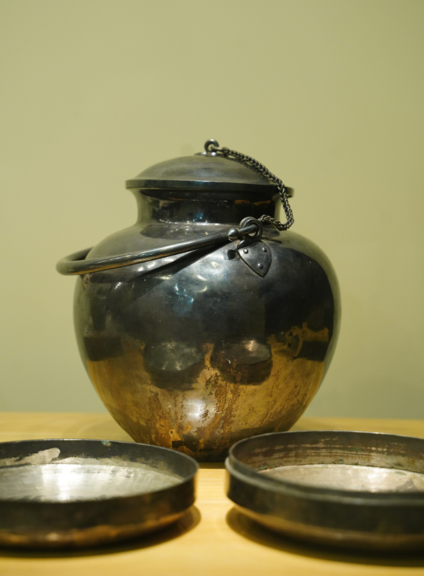 全國首個中醫藥文物展將在成都博物館正式亮相_fororder_素面提梁銀罐-陜西歷史博物館藏