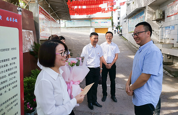 自貢市富順縣委副書記縣長曹友良看望慰問優秀教師代表