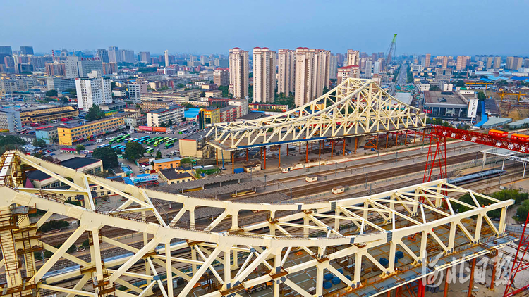河北廊坊：光明道上跨铁路桥项目加紧施工