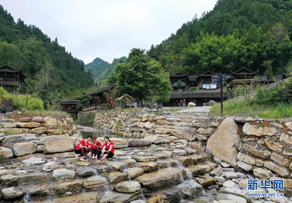 湖北宣恩：深山古寨引客来