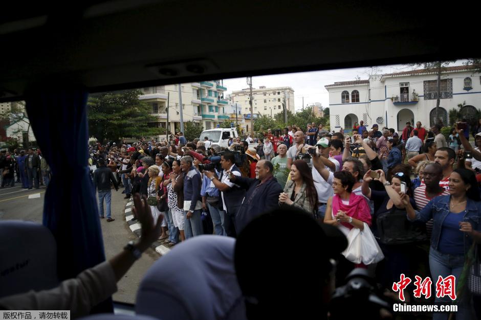 奥巴马来访 古巴民众热情高涨排队围观