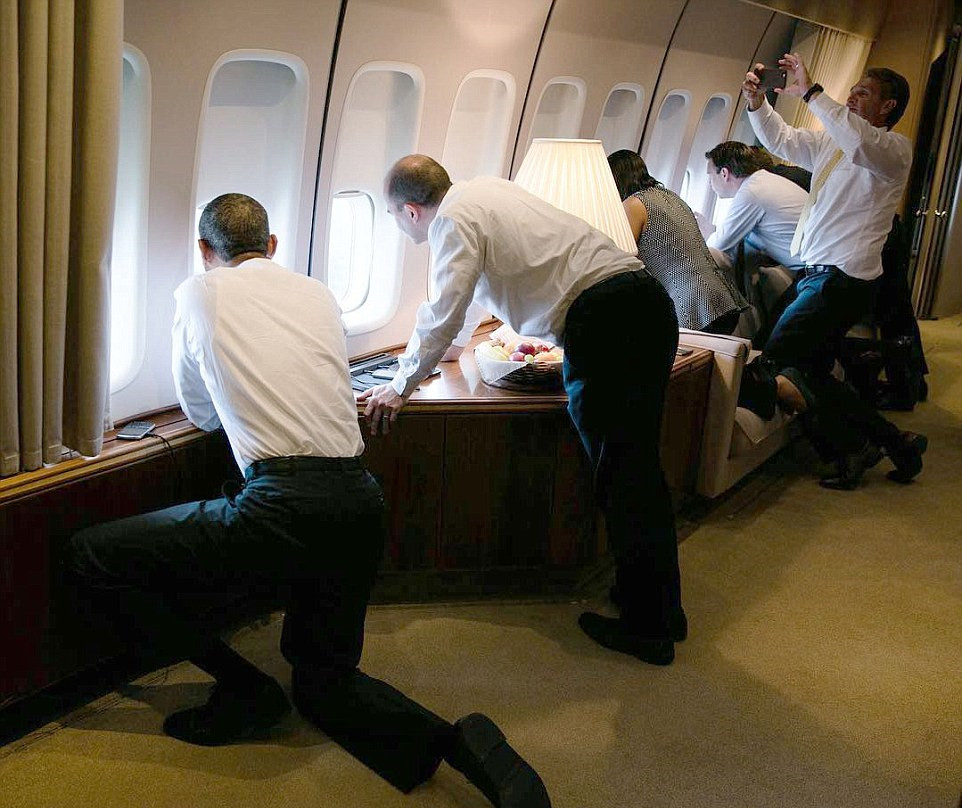 即将抵达古巴时,乘坐总统专机的随行人员们都趴在舷窗上激动地观看