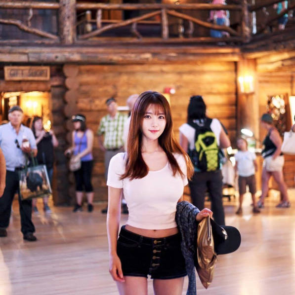 韩国网络女主播韩申颖在网络走红,她的魔鬼身材令人惊叹.