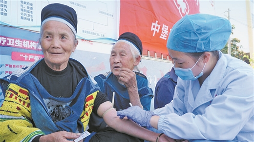 河池南丹县：组建公共卫生服务团队 深入村屯上门提供医疗服务