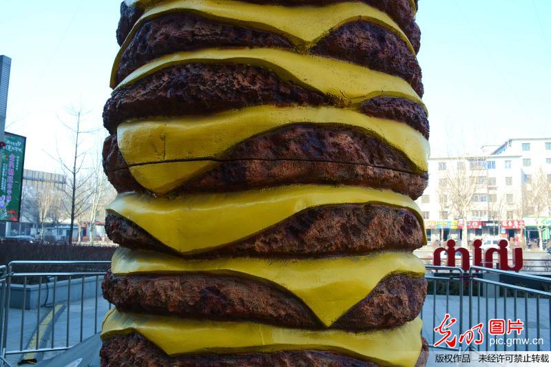沈阳街头十米高巨型“汉堡” 造型逼真夺人眼球