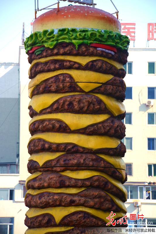 沈阳街头十米高巨型“汉堡” 造型逼真夺人眼球