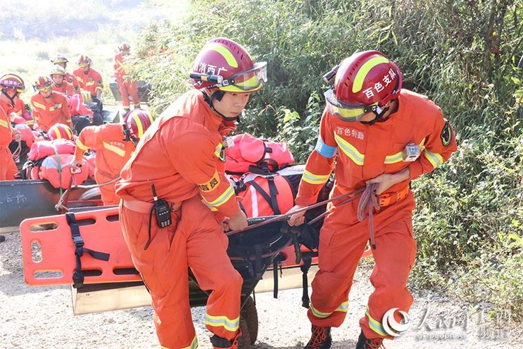 致敬！消防员40℃+下的坚守