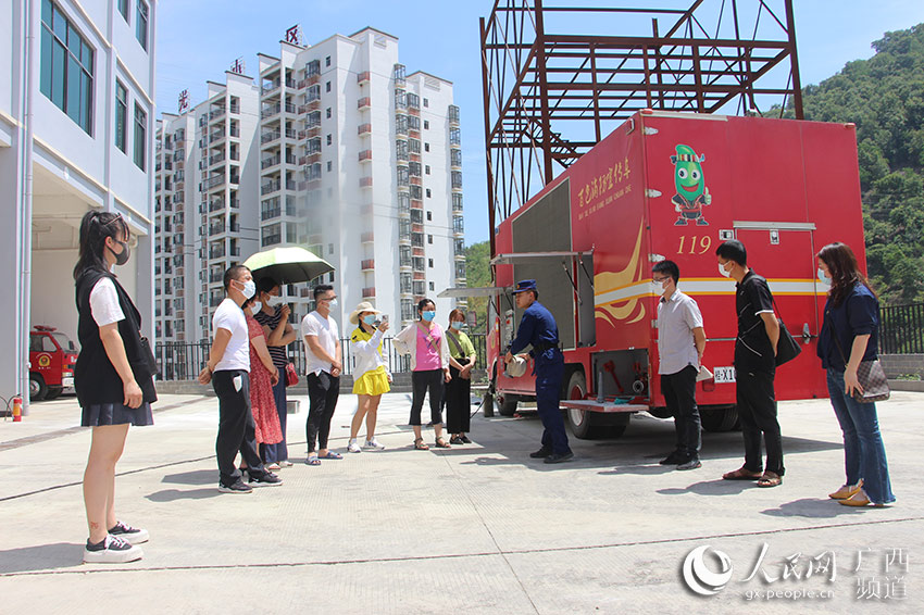 致敬！消防员40℃+下的坚守