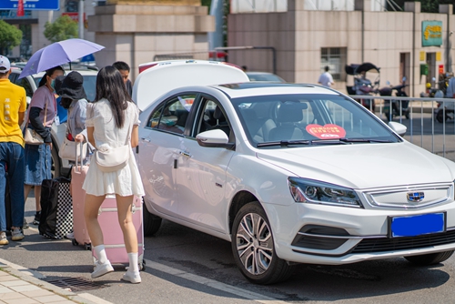 江西旅游商贸职业学院：80辆“我为群众办实事党员爱心车”暖心迎新现场_fororder_1