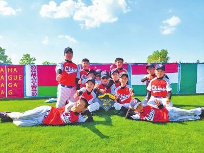 【親子-文字列表】鄭州康平小學棒球隊捧得超級杯獎盃