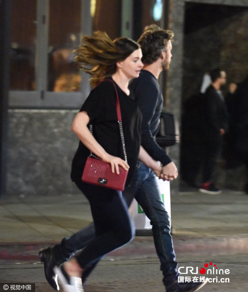 孕妈安妮海瑟薇挺大肚一路小跑 与老公十指相扣秀恩爱狂虐狗