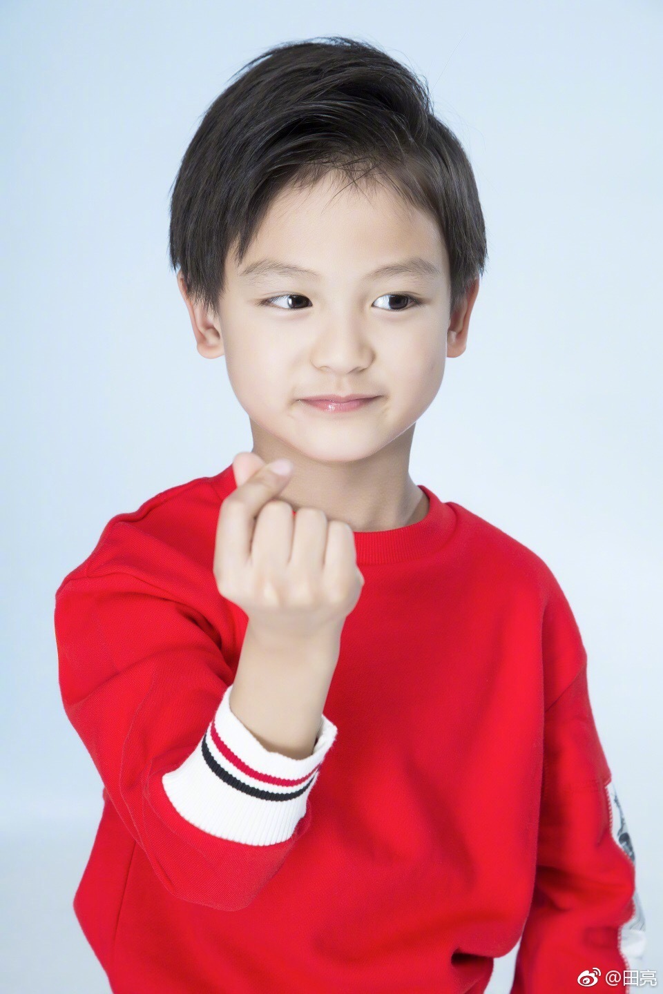 小亮仔生日田亮晒儿子帅气六连拍 笑容明媚超治愈