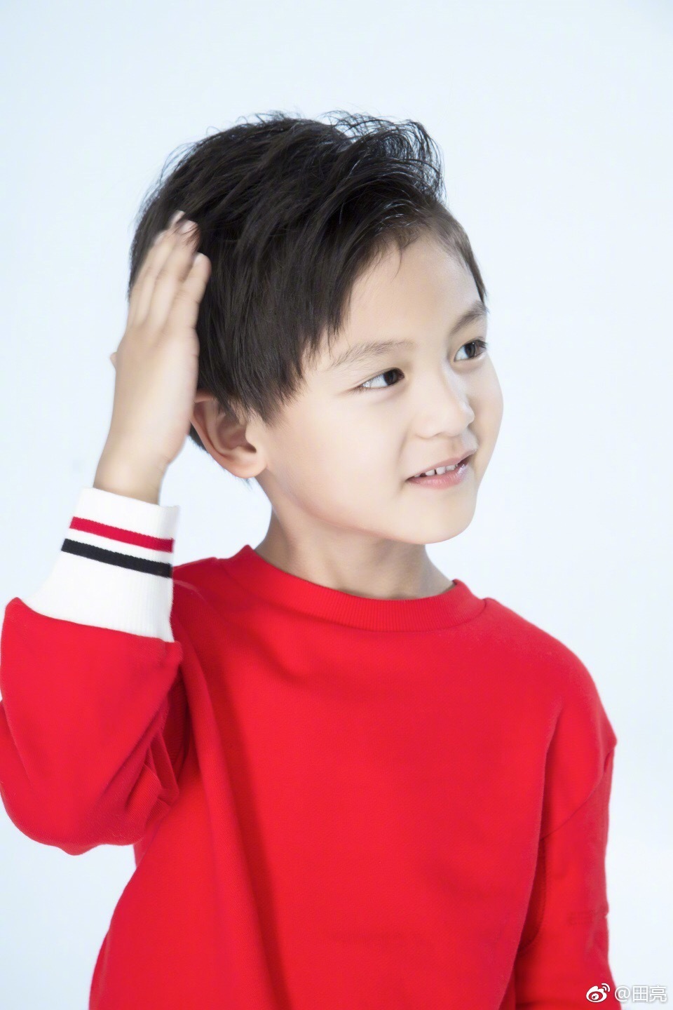 小亮仔生日田亮晒儿子帅气六连拍 笑容明媚超治愈