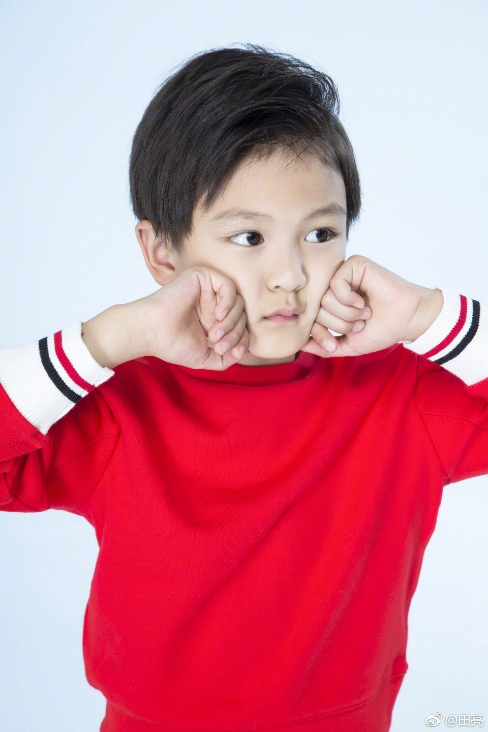 小亮仔生日田亮晒儿子帅气六连拍 笑容明媚超治愈