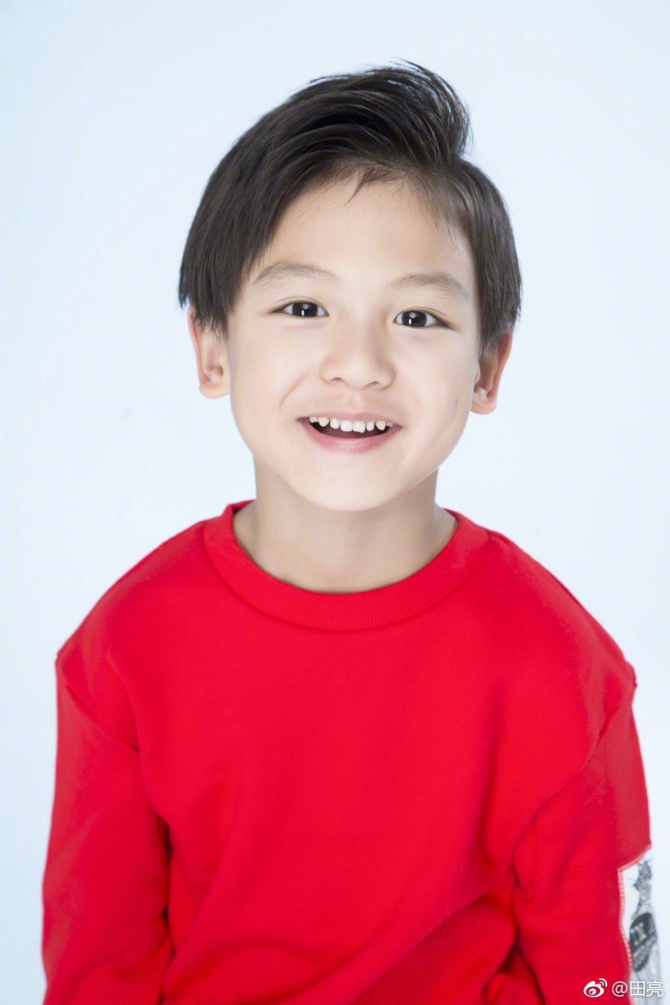 小亮仔生日田亮晒儿子帅气六连拍 笑容明媚超治愈