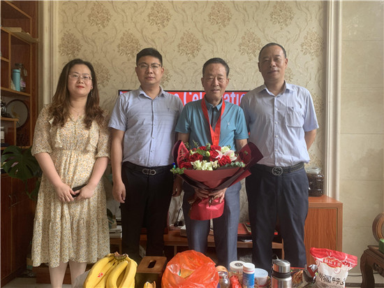 "七一"前夕,木渎镇副镇长戴水清与社区党总支书记黄勇一起走访了社区
