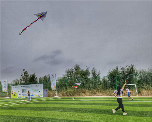 Makukulay na saranggola, sumahimpapawid sa Beijing International Kite Festival: pagpapalitang pampalakasan ng Tsina at ibat-ibang bansa, isinusulong_fororder_微信图片_2021092817133512