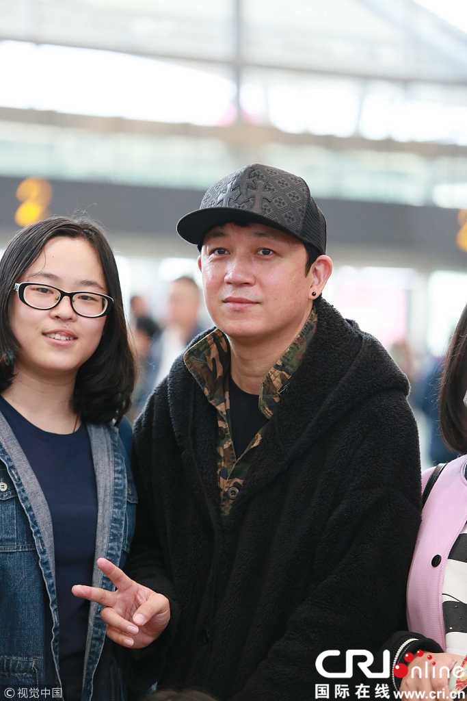 潘粤明穿貂富态十足 翻红狂吸粉摘口罩合影超暖心