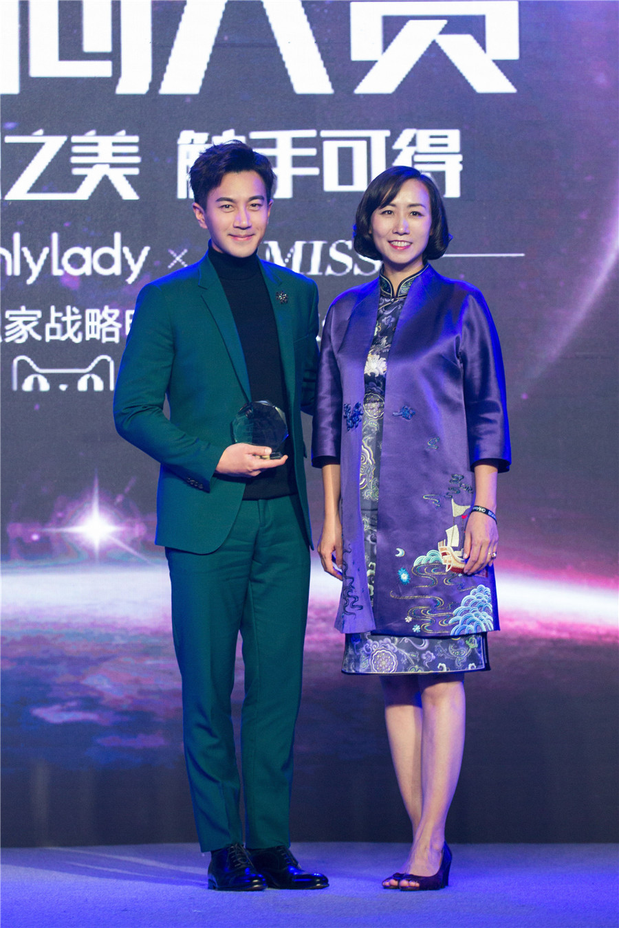 图片默认标题_fororder_Onlylady CEO李云女士为刘恺威颁奖