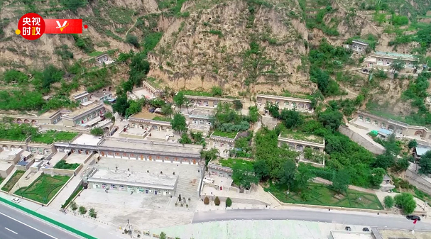 습근평 주석, 섬서성(陝西省) 수덕현(綏德縣)학가교촌(郝家橋村)을 방문_fororder_1