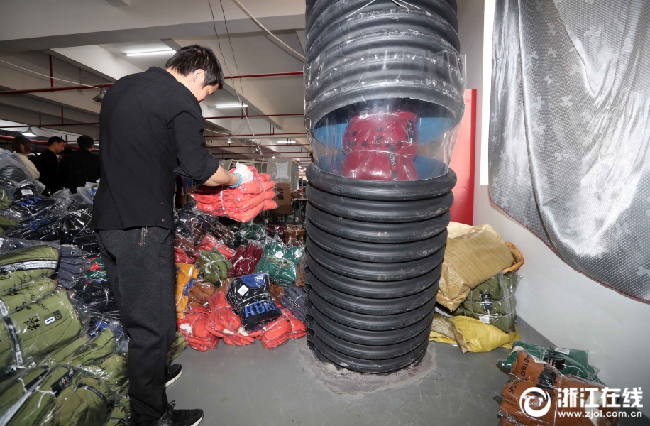 湖州织里：商户囤货备战“双11”   一天可赚一年房租