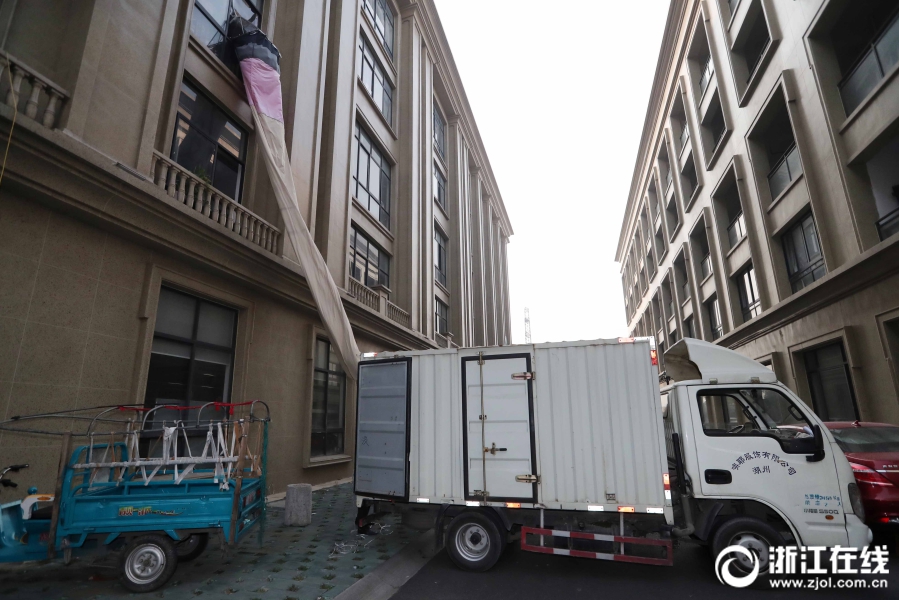 湖州织里：商户囤货备战“双11”   一天可赚一年房租