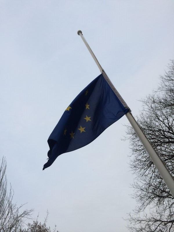 欧盟驻华代表团降半旗向爆炸受害者致哀