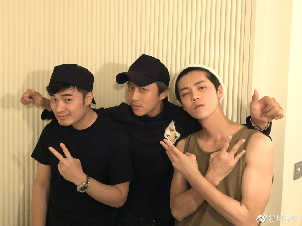 鹿晗凌晨晒帅气合照为陈赫庆生：祝赫哥越来越胖