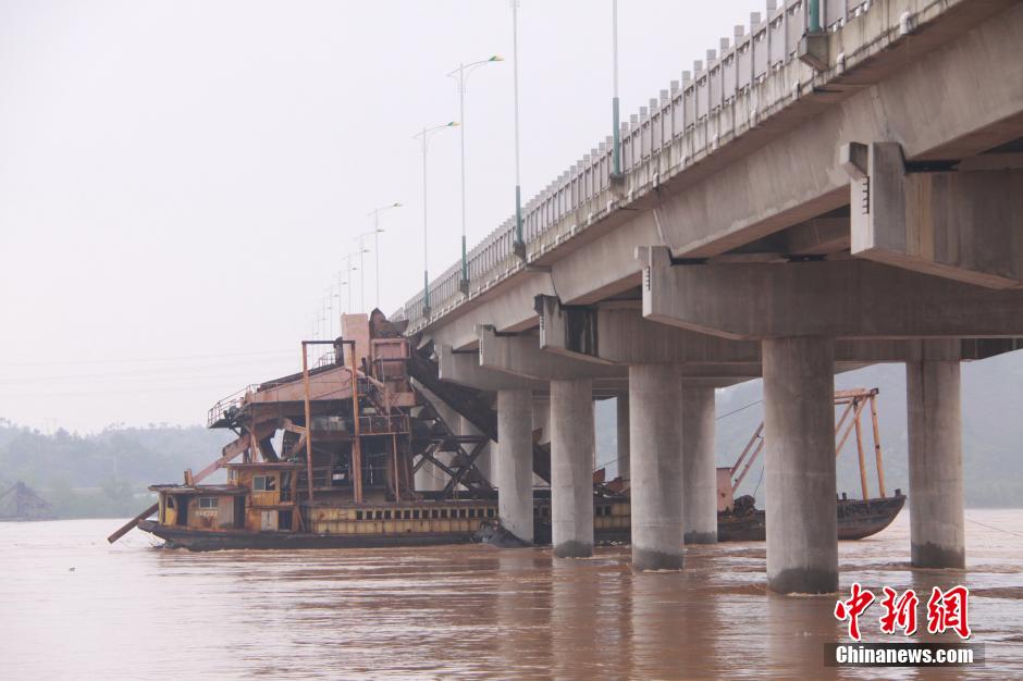 江西赣州暴雨冲走采沙船 撞上大桥致桥面受损