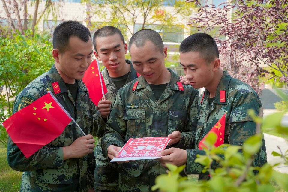 迎國慶：軍民趣味剪紙 “中國紅”輝映“橄欖綠”