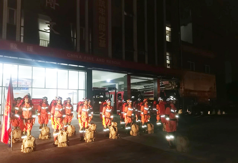 四川泸县突发6级地震 消防救援队伍集结驰援震中地区_fororder_消防救援队伍出发现场-供图-四川省消防救援总队