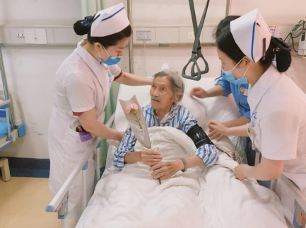 OK【重庆两江新区党工委宣传部供稿】 重庆两江一院为女患者和护工保洁员送上祝福