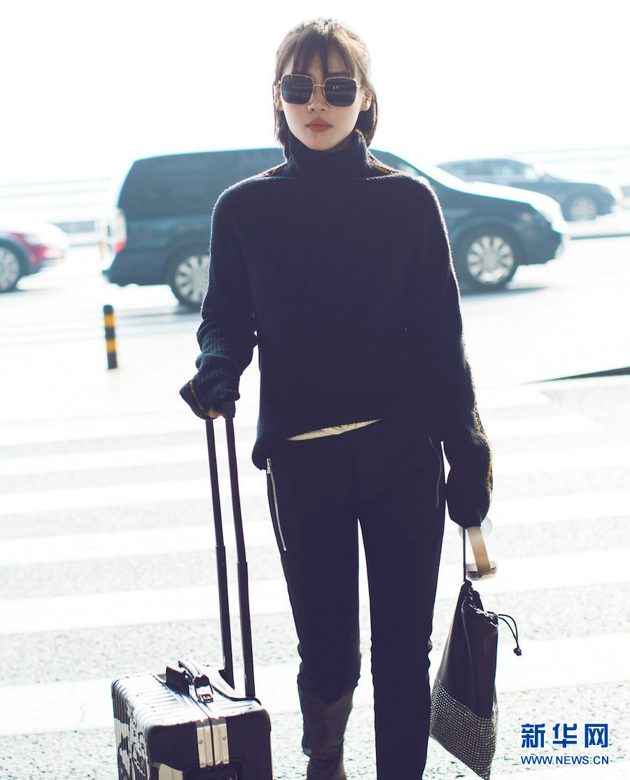 马思纯现身机场 个性黑look优雅不失帅气