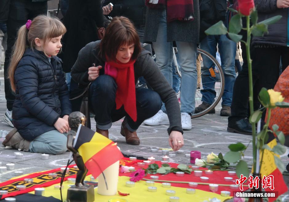 布鲁塞尔民众市中心广场悼念恐袭遇难者