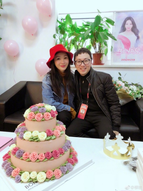 柳岩生日party心情大好被蛋糕鲜花簇拥笑靥如花