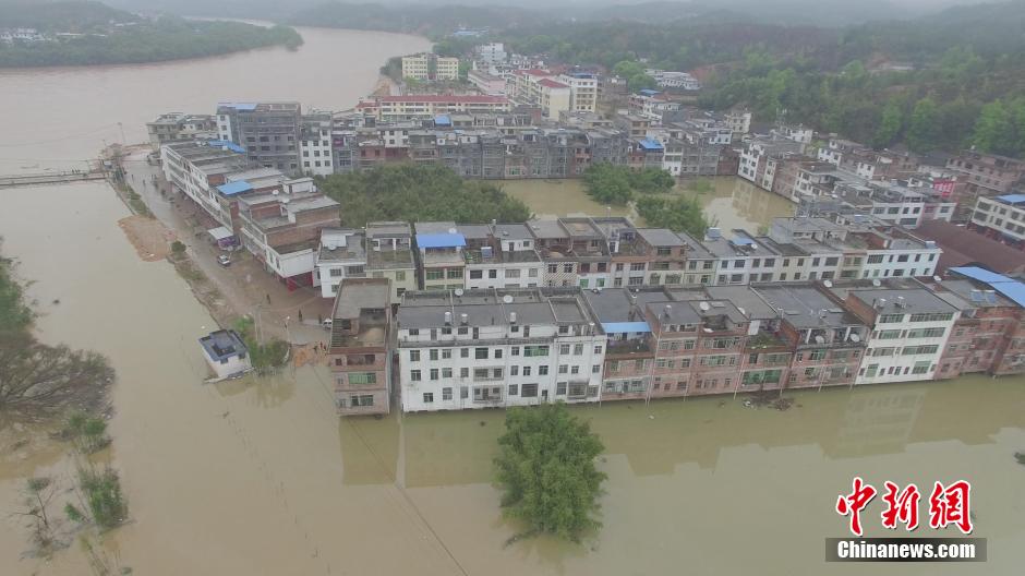 暴雨致赣南5.3万人受灾 消防武警紧急转移被困群众