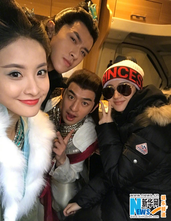 《火王之千里同风》杀青 陈柏霖景甜合影留念