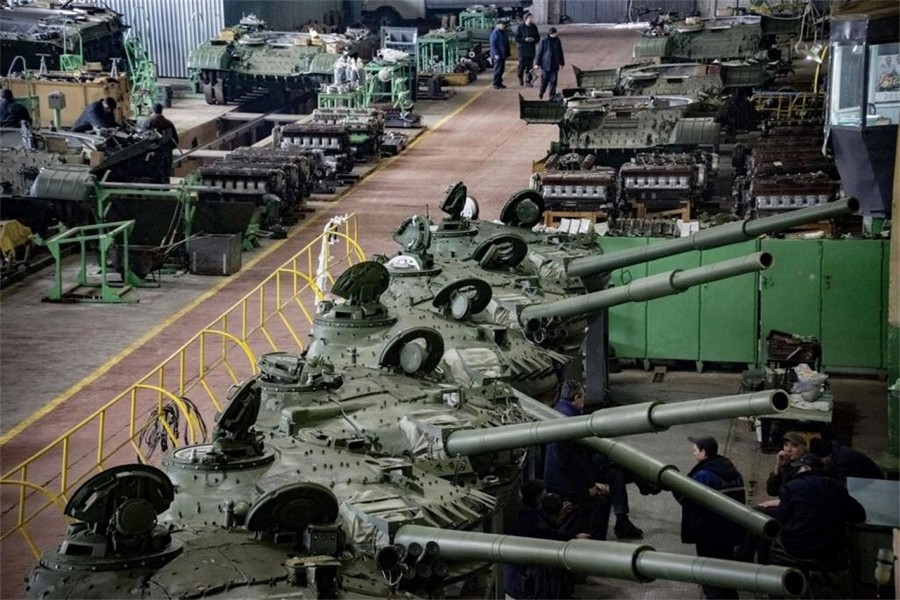 烏克蘭軍工廠大批坦克等待翻新