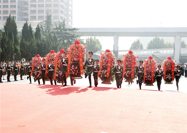 烈士纪念日湖北省暨武汉市向英雄烈士敬献花篮活动举行